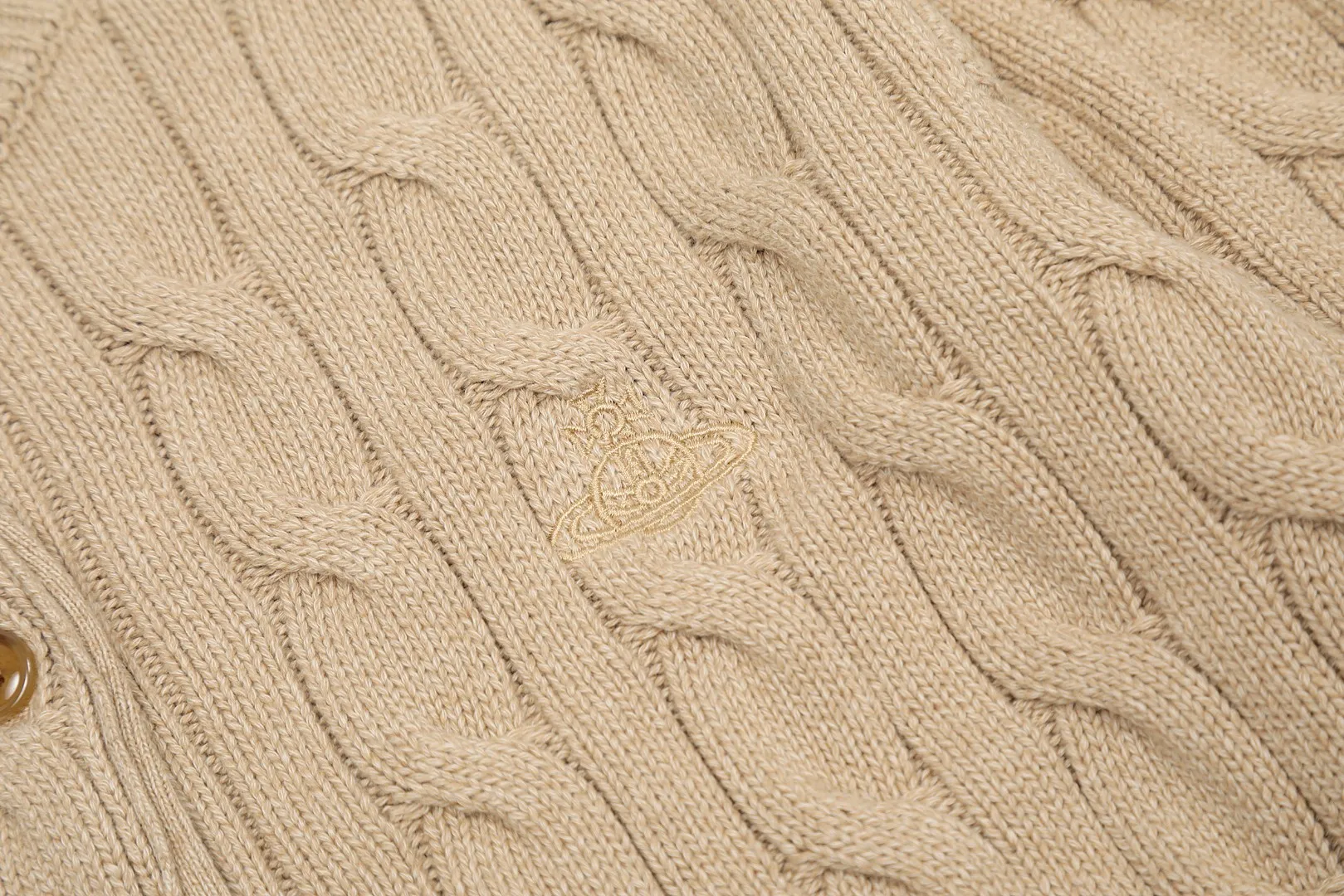 VIVI127 vivienne west wood Pay attention to the three-color splicing thread, Queen Mother West, Vivian, heavy twist twist rope craft classic cardigan, knitted sweater wool, 2024 autumn latest style. Highlight one: 24 latest three-color splicing thread. Up close, there is a gradient effect. Three kinds of same-color and different-color floral threads are interlaced and spliced to make it more advanced and more selling points. Highlight two: 30% wool content. It is blended with sheep wool and has high quality. Anti-pilling technology, not easy to pill. 2.3: Popular version, the upper body is slimmer and not picky. 2.4: JD Maillard autumn and winter color matching. The color matching is very mysterious and atmospheric. Compared with popular styles, it is more special. Size: S -M- L. Color: Three-color purple, three-color brown and orange, three-color coffee.